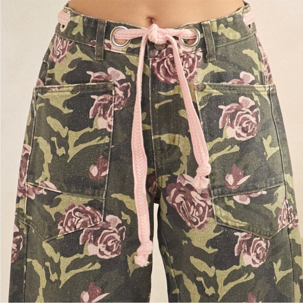 NWT Veveret Camo Floral Barrel Jeans - Picture 4 of 9